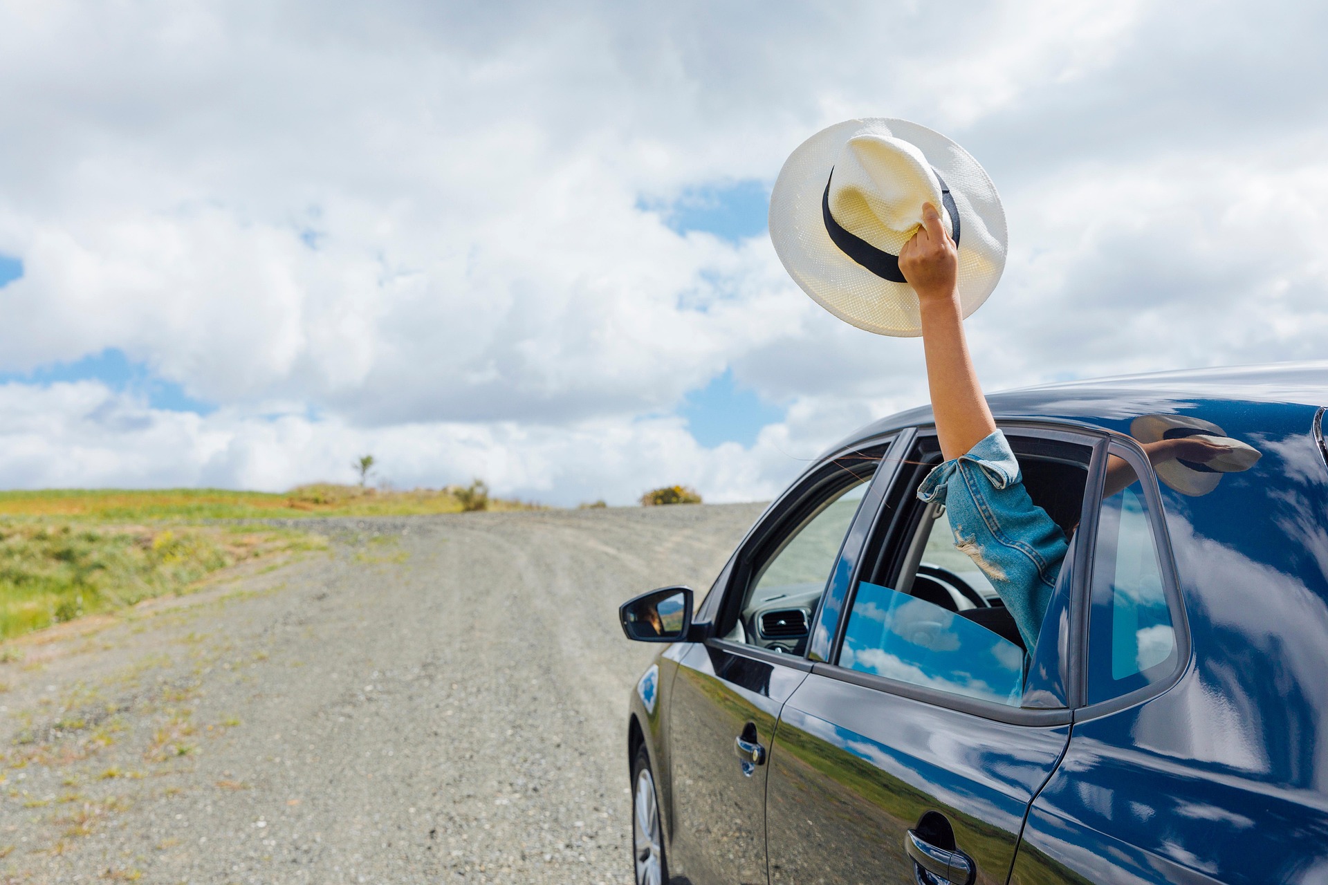 Carro em uma estrada durante uma viagem